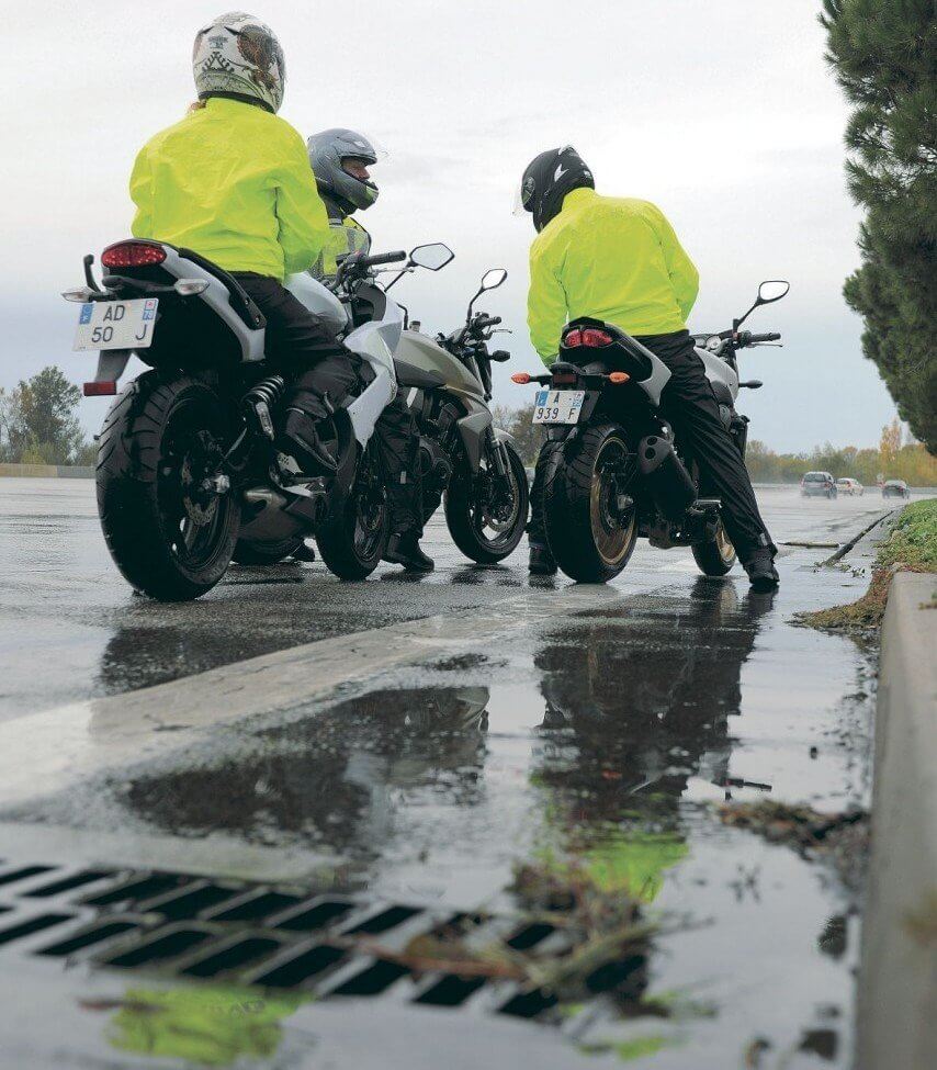 Comment bien choisir son pantalon de pluie moto : Guide